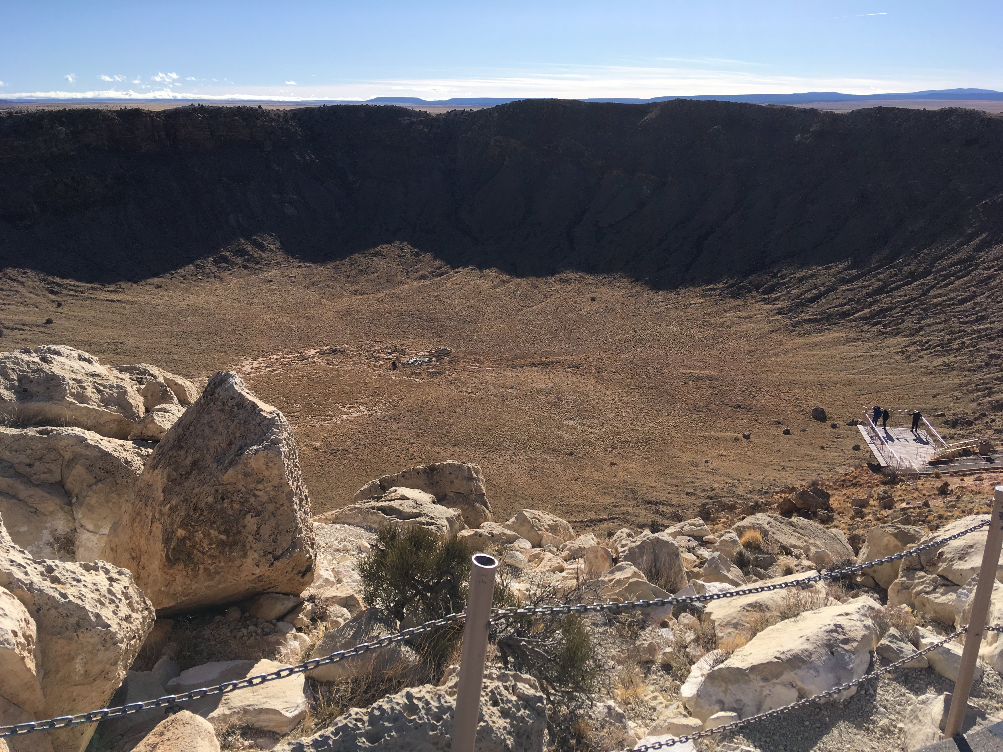 アリゾナ大隕石孔はすさまじい大きさ なんと0万人収容のスタジアムに匹敵 早期退職後の人生を旅で楽しむ
